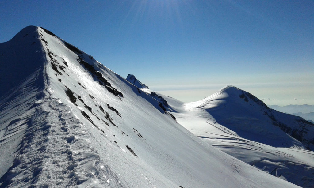 Tra i ghiacci e i crepacci del Ghiacciaio del Lys, Monte Rosa, Italia.